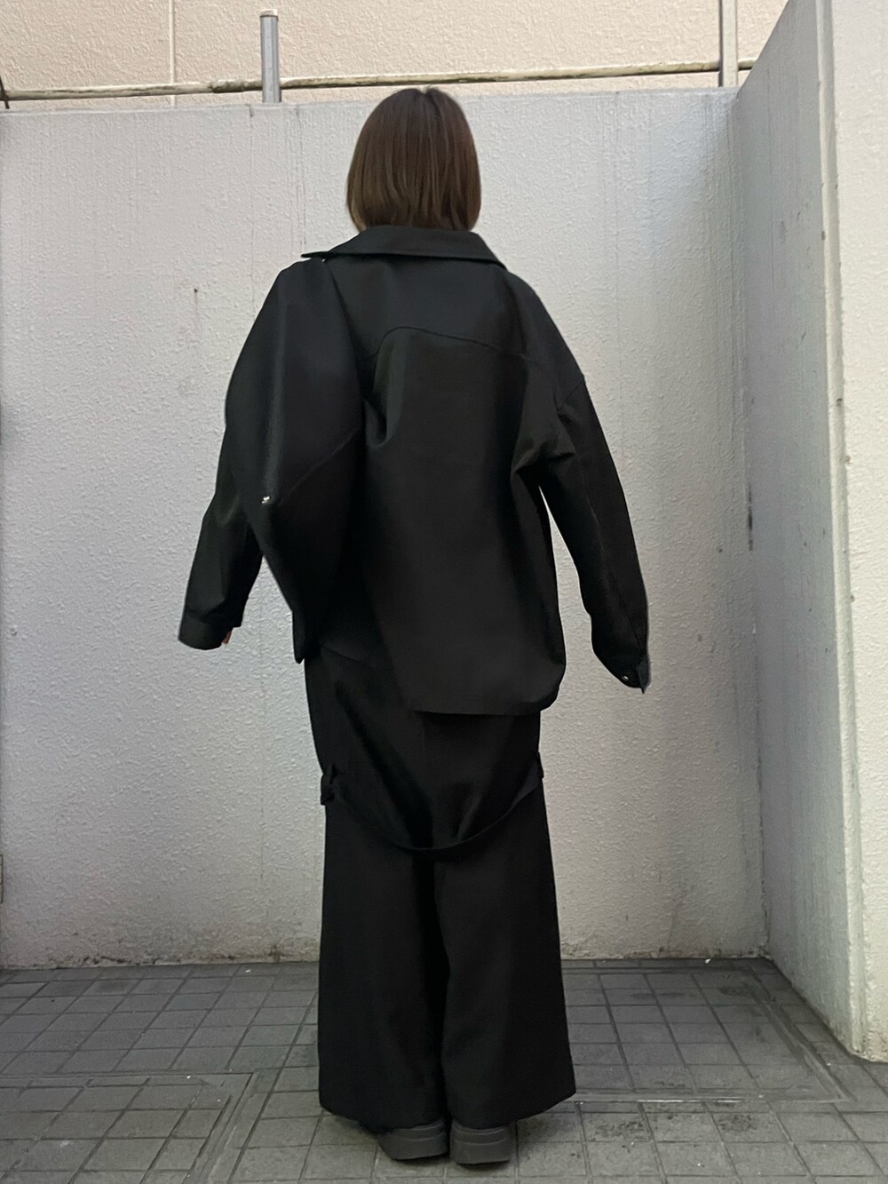「ビッグシルエット、ブラック、モノトーン、オーバーサイズ、休日スタイル、モード、ootd、春夏コーデ、低身長、オトナカジュアル」｜「DANKE SCHONのDankeSchon/ダンケシェーン/TC TWILL BLOUSON（ブルゾン、ブラック系）」を使った、IZUHARA MAYUさん（レディース・155cm）の春コーディネートの3枚目の写真