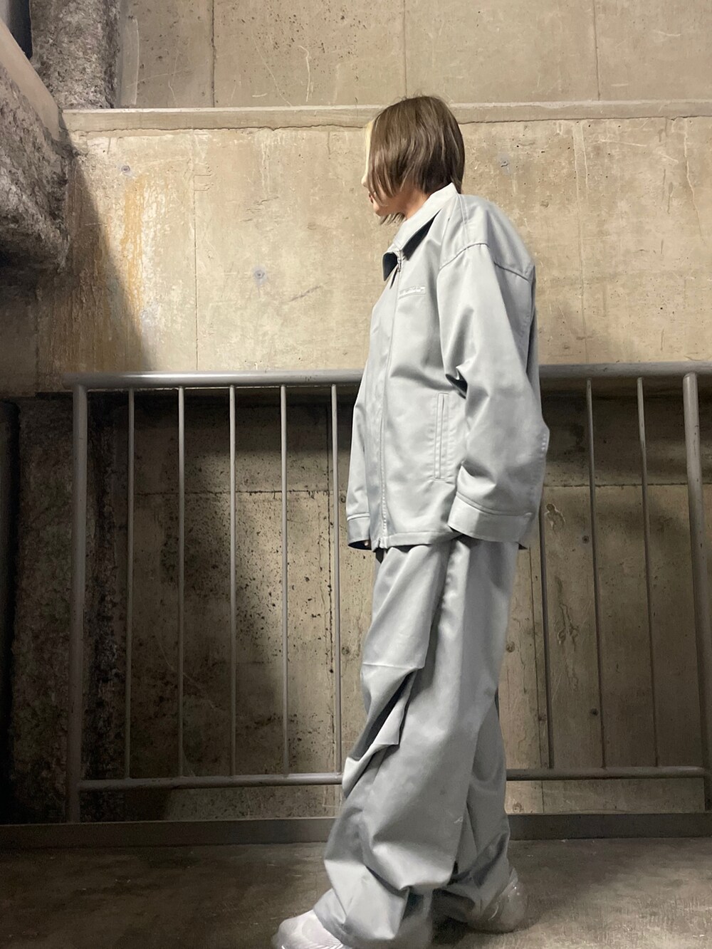「ビッグシルエット、シンプル、モノトーン、ootd、シンプルコーデ、春夏コーデ、低身長、シンプルスタイル、今日のコーデ、オトナカジュアル」｜「DANKE SCHONのDankeSchon/ダンケシェーン/TC TWILL BLOUSON（ブルゾン、グレー系）」を使った、IZUHARA MAYUさん（レディース・155cm）の春コーディネートの2枚目の写真