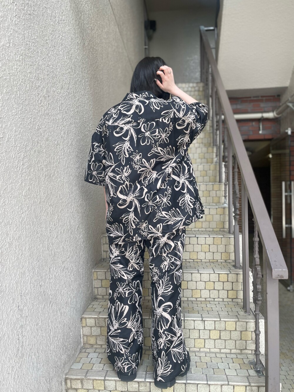 グレー系のシャツ/ブラウス、グレー系のその他パンツを着用したレディースの春コーディネートの2枚目の写真