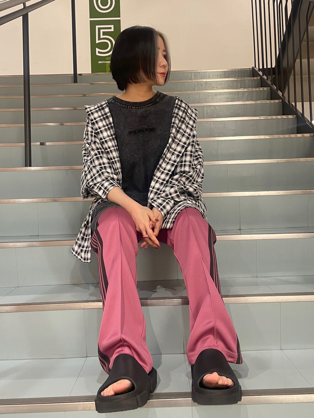 ブラック系のシャツ/ブラウスを着用したレディースの夏コーディネートの2枚目の写真