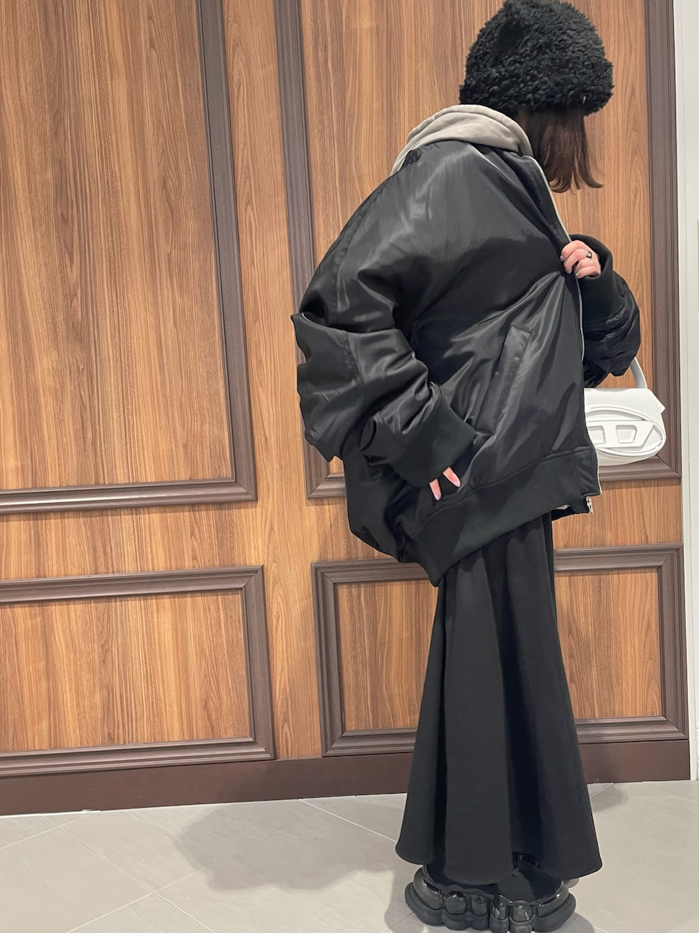 「冬コーデ、MA-1、シンプルコーデ、オーバーサイズ、おでかけコーデ、ゆるコーデ、シンプル、冬、ootd、30代コーデ、ラフコーデ、お洒落さんとつながりたい、秋冬コーデ、冬アウター、アウター」｜「WHITELANDのWHITELAND/ホワイトランド/BIG MA-1（MA-1、ブラック系）」を使った、IZUHARA MAYUさん（レディース・155cm）の冬コーディネートの2枚目の写真