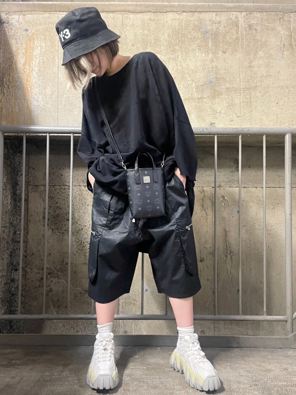 ブラック系のカーゴパンツ、ブラック系のその他パンツ、ブラック系のその他パンツを着用したレディースの春コーディネートの2枚目の写真