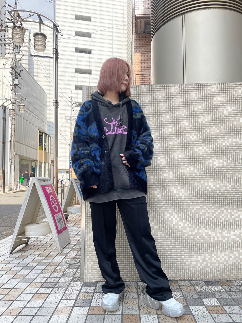 ブラック系のカーディガン/ボレロ、ブラック系のカーディガン/ボレロを着用したレディースの秋コーディネートの2枚目の写真