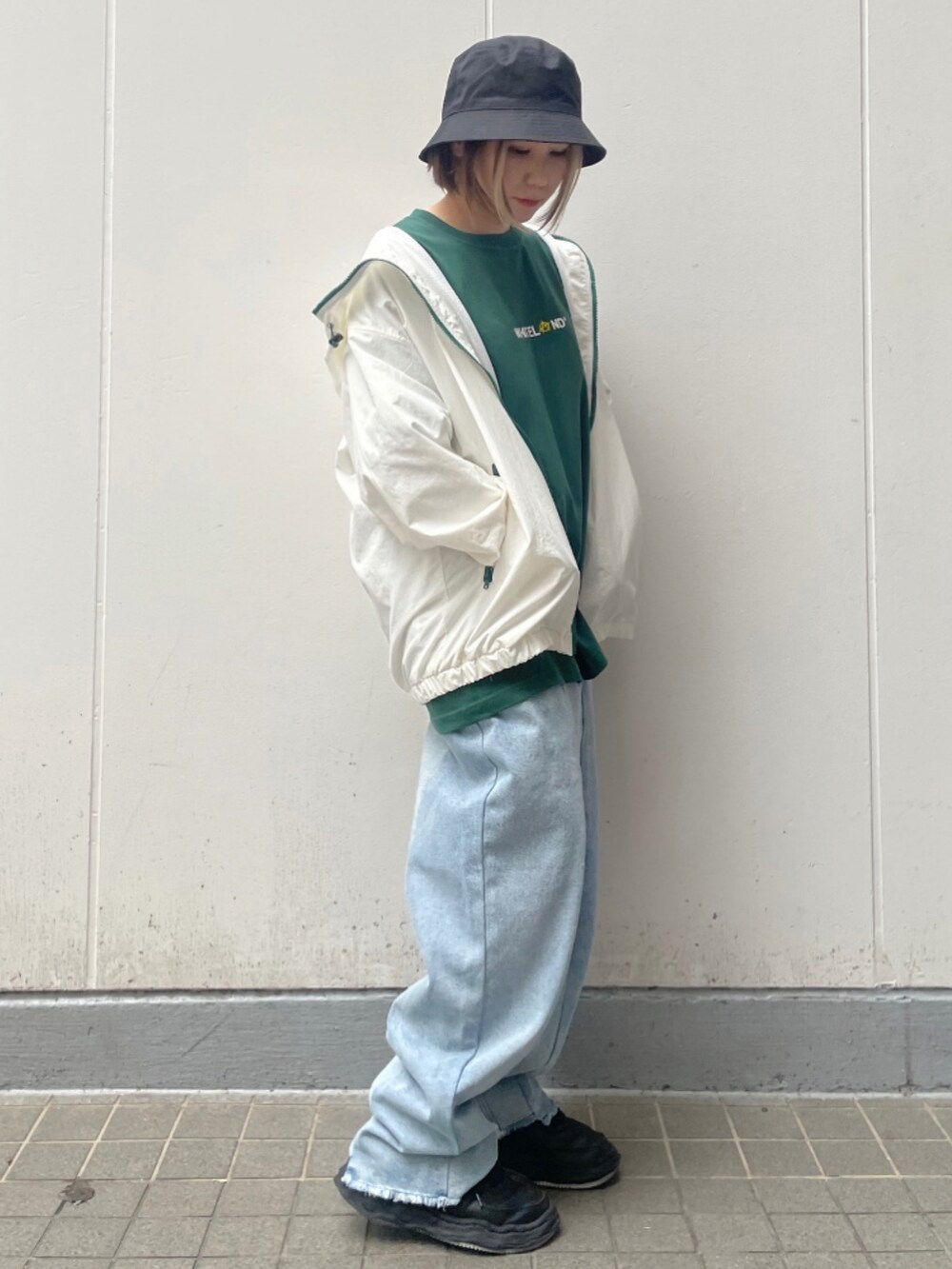 ブルー系のデニムパンツを着用したレディースの春コーディネートの2枚目の写真