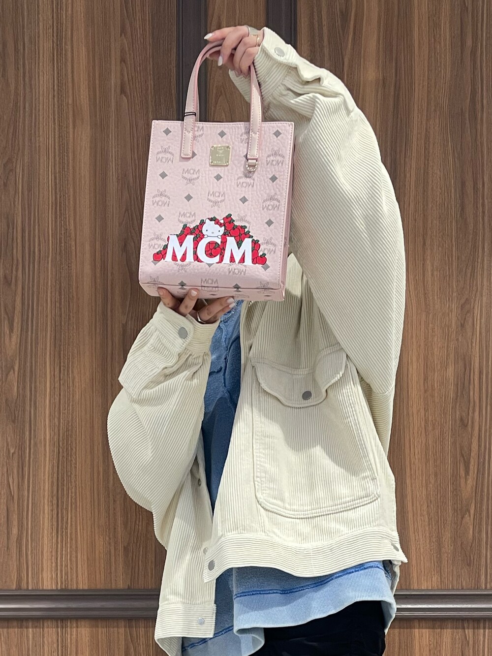 「秋コーデ、コーデュロイ、秋冬コーデ、大人カジュアル、カジュアル、オトナ女子、低身長コーデ、大人ファッション、ファッション、秋のコーデ、オーバーサイズ、秋服、アウター、オトナカジュアル、シンプル」｜「MCMのMCM/エムシーエム/MCM x HELLO KITTY Aren トートバッグ - ヴィセトス（トートバッグ、ピンク系）」を使った、IZUHARA MAYUさん（レディース・155cm）の秋コーディネートの3枚目の写真