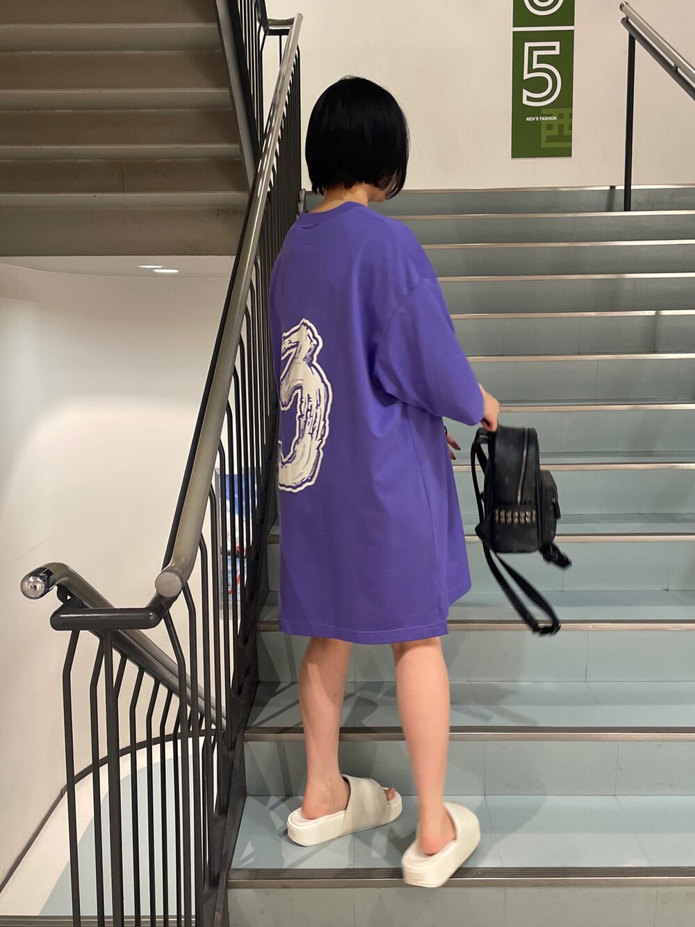 「夏、モノトーン、休日スタイル、サンダル、大人コーデ、きれいめカジュアル、ootd、シンプルコーデ、夏コーデ、低身長コーデ」｜「MCMのMCM/エムシーエム/STARK BACKPACK SMALL（バックパック/リュック、ブラック系）」を使った、IZUHARA MAYUさん（レディース・155cm）の夏コーディネートの2枚目の写真
