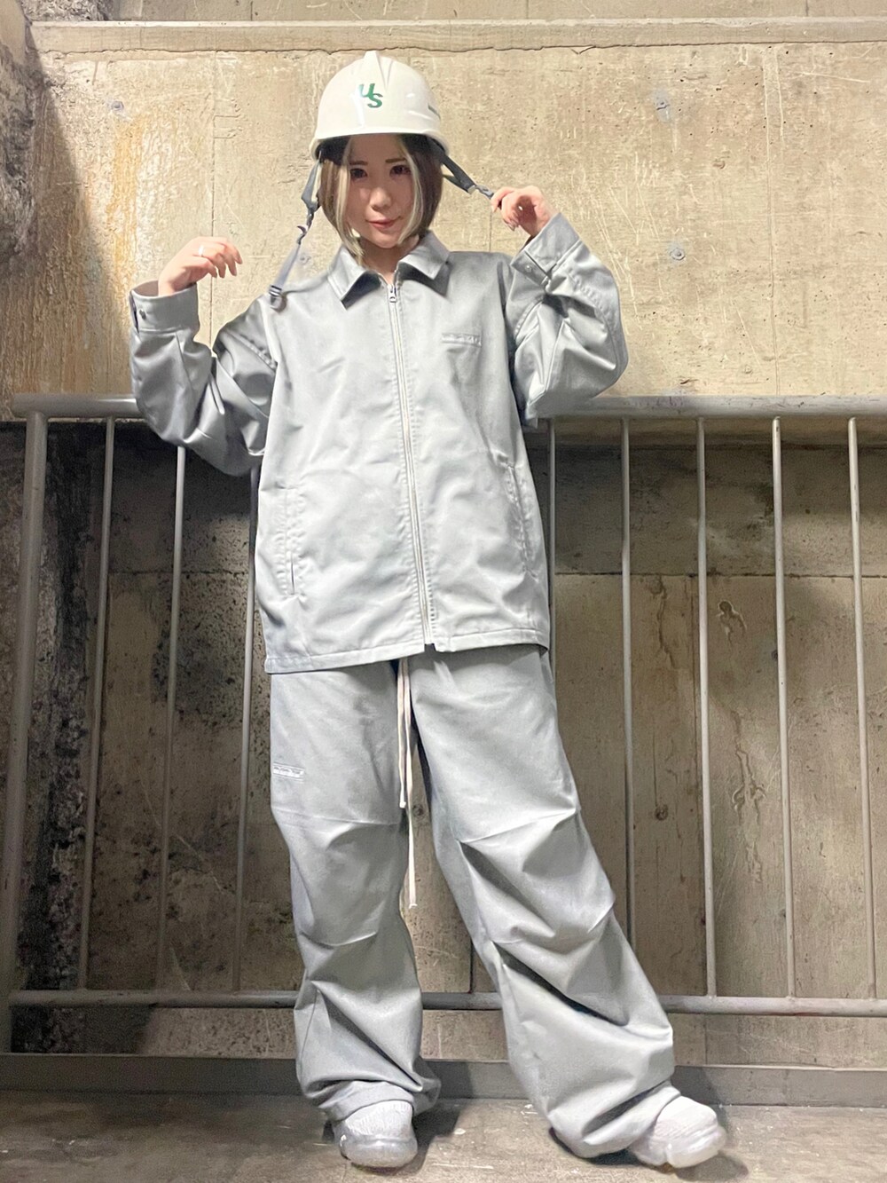 「ビッグシルエット、シンプル、モノトーン、ootd、シンプルコーデ、春夏コーデ、低身長、シンプルスタイル、今日のコーデ、オトナカジュアル」｜「DANKE SCHONのDankeSchon/ダンケシェーン/TC TWILL BLOUSON（ブルゾン、グレー系）」を使った、IZUHARA MAYUさん（レディース・155cm）の春コーディネートの3枚目の写真