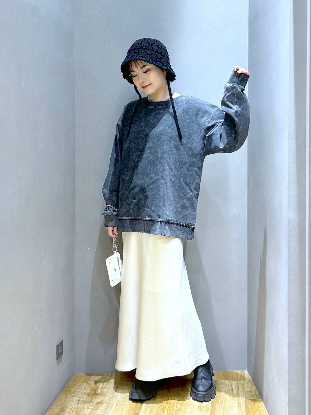 「ゆったり、スウェット、ロンT、体型カバー、メンズライク、モード、デート/ロマンティック、女子会、着痩せ、JEANASIS、ブーツ、ショートブーツ、着痩せ・細見え、春コーデ、スカート」｜「JEANASISのチェーンツキウォレット/286170（財布、ホワイト系）」を使った、マキ（JEANASiS）さん（レディース・165cm）の冬コーディネートの2枚目の写真