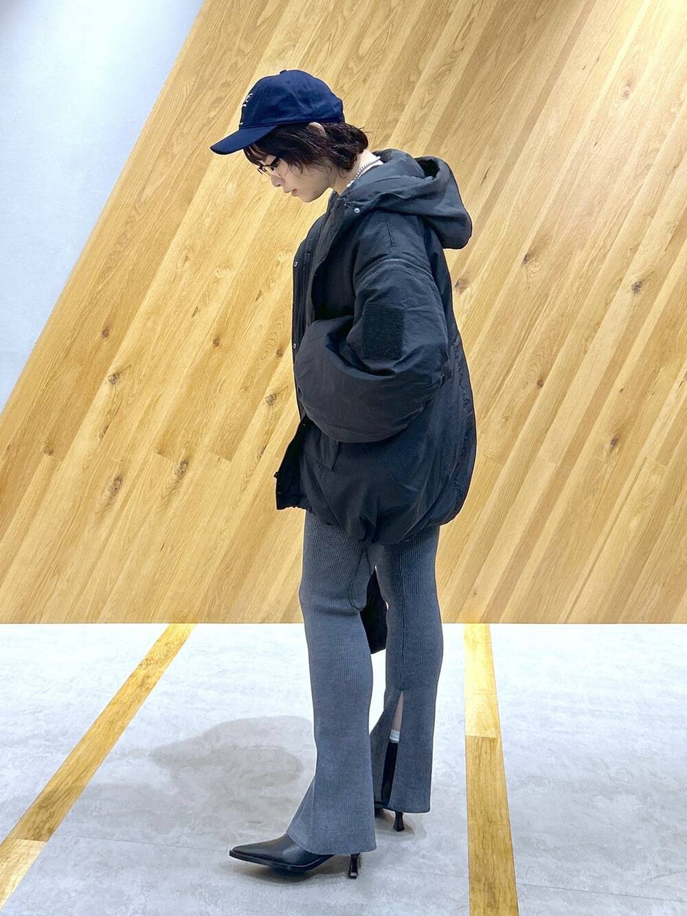 ブラック系のスウェット、ブラック系のブルゾン、ブラック系のハンドバッグを着用したレディースの冬コーディネートの3枚目の写真