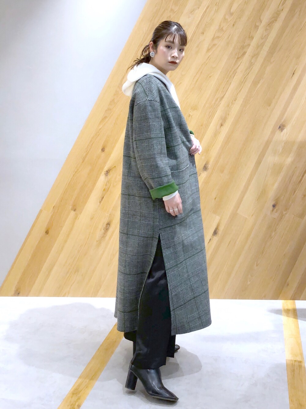 「冬コーデ、ノーカラーコート、ロングコート、パーカー、休日スタイル、オトナカジュアル、フレアパンツ、JEANASiS、ジーナシス、マキの服」｜「JEANASISのフードZIPウラケフーディ/239744（パーカー、ホワイト系）」を使った、マキ（JEANASiS）さん（レディース・165cm）の秋コーディネートの3枚目の写真