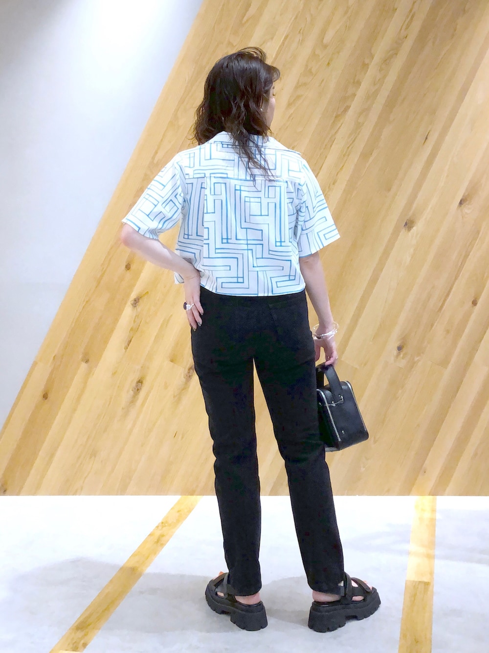 「JEANASiS、ジーナシス、マキの服、デニム、ストレートデニム、シャツスタイル、カジュアルコーデ、ブルー、大人カジュアル」｜「JEANASISのパターンアソートショートシャツSS/287644（シャツ/ブラウス、ホワイト系）」を使った、マキ（JEANASiS）さん（レディース・165cm）の春コーディネートの3枚目の写真