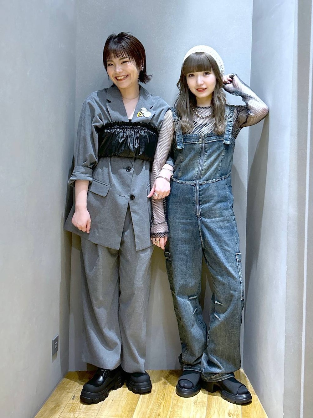 ブラック系のドレスシューズ、ブラック系のキャミソール、グレー系のその他パンツを着用したレディースの春コーディネートの2枚目の写真