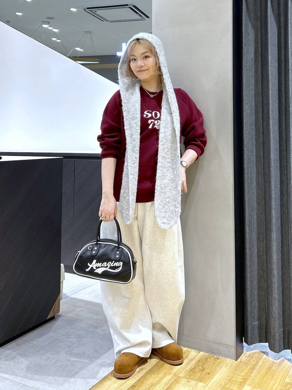 ブラック系のショルダーバッグ、ブラウン系のその他シューズ、レッド系のニット/セーターを着用したレディースの秋コーディネートの2枚目の写真