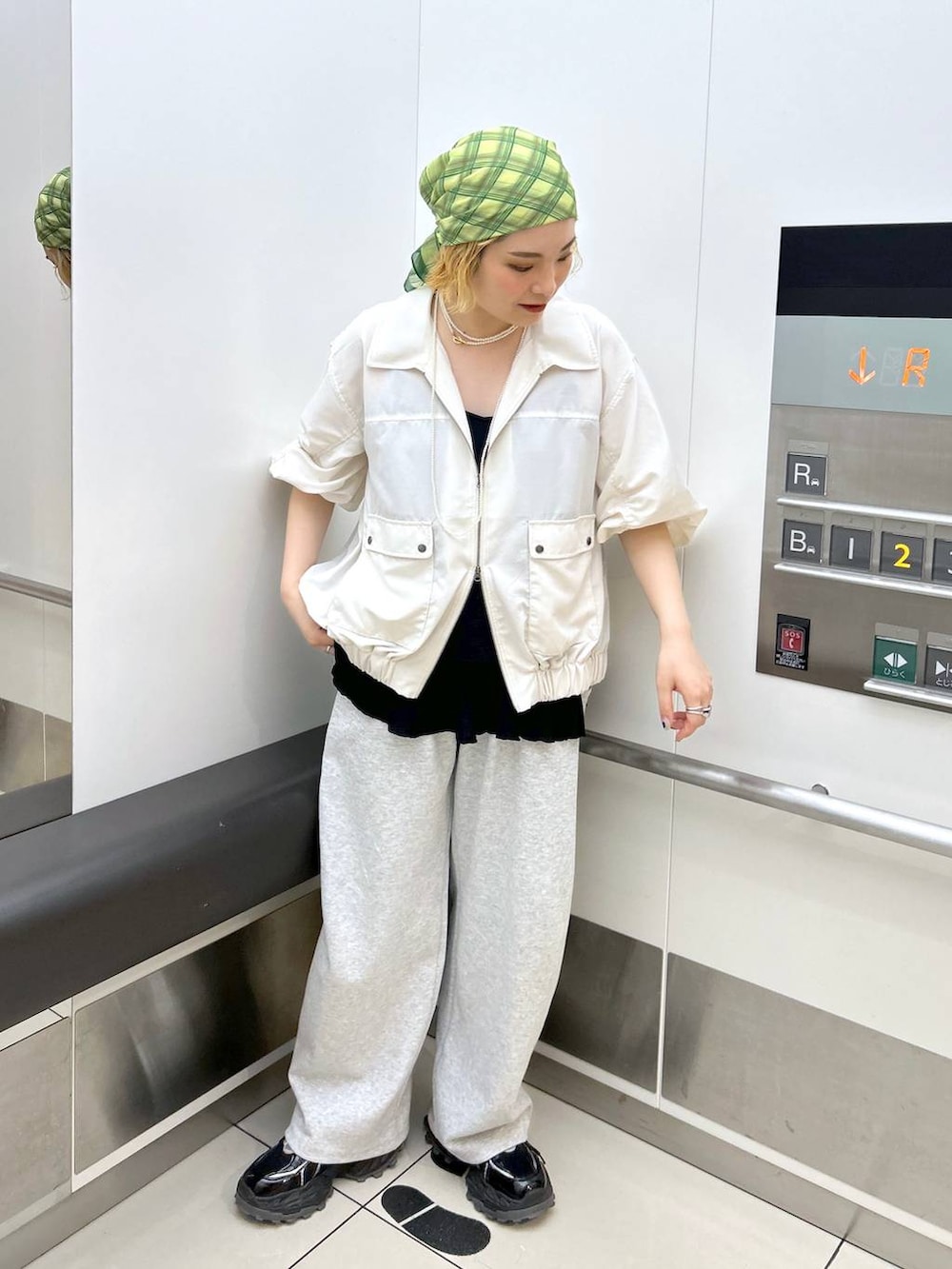 「春夏コーデ、デート/ロマンティック、着痩せ・細見え、体型カバー、メンズライク、モード、女子会、着痩せ、ゆったり、JEANASIS、夏コーデ、スニーカー、ブルゾン、スウェットパンツ、スカーフ」｜「JEANASISのオーバーラップスニーカー/325991（スニーカー、ブラック系）」を使った、マキ（JEANASiS）さん（レディース・165cm）の春コーディネートの3枚目の写真