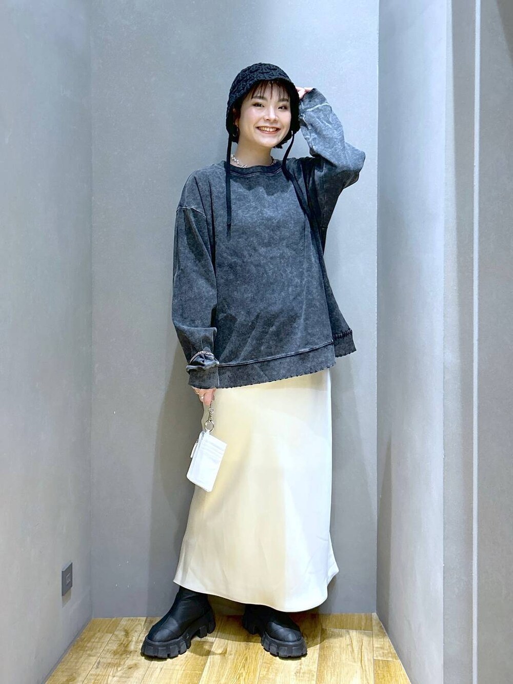 「ゆったり、スウェット、ロンT、体型カバー、メンズライク、モード、デート/ロマンティック、女子会、着痩せ、JEANASIS、ブーツ、ショートブーツ、着痩せ・細見え、春コーデ、スカート」｜「JEANASISのチェーンツキウォレット/286170（財布、ホワイト系）」を使った、マキ（JEANASiS）さん（レディース・165cm）の冬コーディネートの3枚目の写真