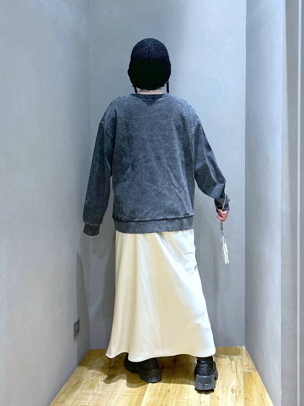 「ゆったり、スウェット、ロンT、体型カバー、メンズライク、モード、デート/ロマンティック、女子会、着痩せ、JEANASIS、ブーツ、ショートブーツ、着痩せ・細見え、春コーデ、スカート」｜「JEANASISのチェーンツキウォレット/286170（財布、ホワイト系）」を使った、マキ（JEANASiS）さん（レディース・165cm）の冬コーディネートの5枚目の写真