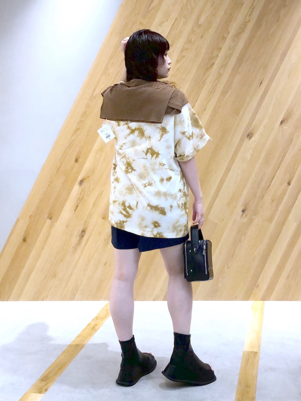 「JEANASiS、ジーナシス、マキの服、Tシャツ、ショートパンツ、厚底シューズ、ハーフパンツ、ロゴT、夏コーデ」｜「JEANASISの【SHIMA×JEANASIS】コラボBIGTEE/344680（Tシャツ/カットソー、ブラウン系）」を使った、マキ（JEANASiS）さん（レディース・165cm）の夏コーディネートの3枚目の写真