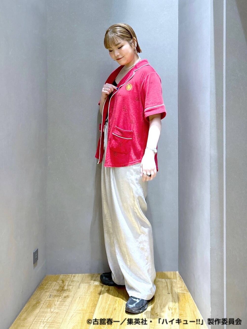 「体型カバー、メンズライク、モード、デート/ロマンティック、春コーデ、女子会、着痩せ、ゆったり、JEANASIS、着痩せ・細見え、春夏コーデ、ルームウェア」｜「JEANASISのグリッターイージーパンツ/324946（その他パンツ、シルバー系）」を使った、マキ（JEANASiS）さん（レディース・165cm）の春コーディネートの2枚目の写真