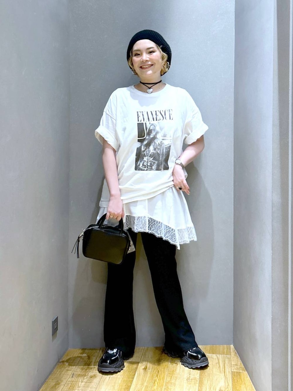 「体型カバー、メンズライク、モード、デート/ロマンティック、女子会、着痩せ、ゆったり、JEANASIS、着痩せ・細見え、春夏コーデ、キャミワンピース、スニーカー、モノトーン」|「JEANASISのルーズシルエットベレー/286616(ハンチング/ベレー帽、ブラック系)」を使った、マキ(JEANASiS)さん(レディース・165cm)の春コーディネートの4枚目の写真