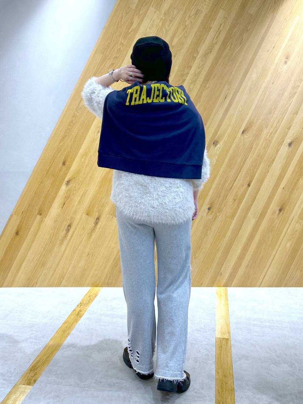 ブラック系のブーツ、グレー系のスウェットパンツ、ブルー系のスウェットを着用したレディースの秋コーディネートの5枚目の写真