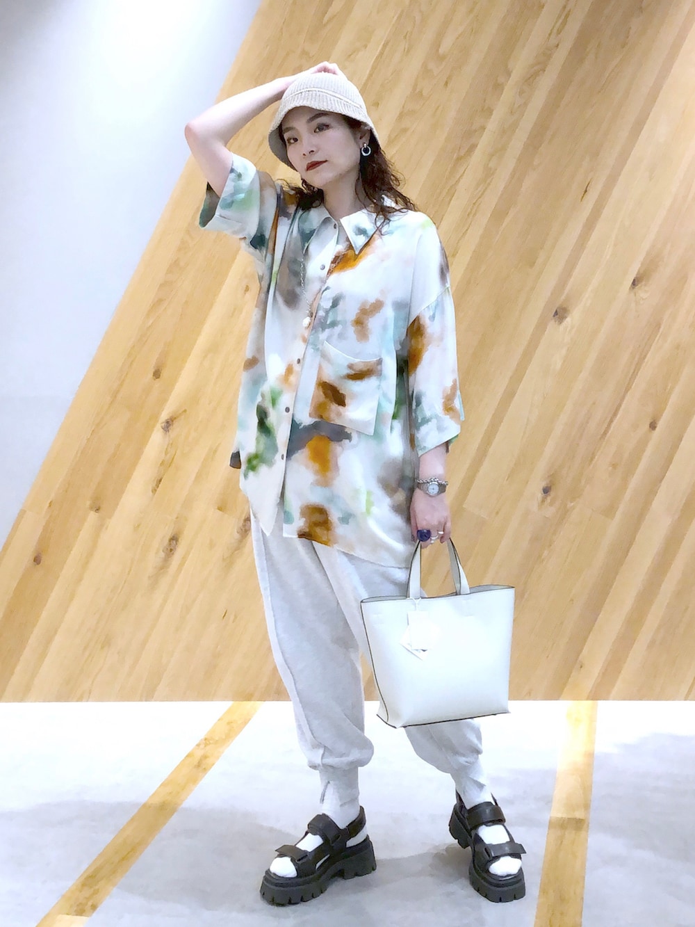 「ごきげんウィーク、JEANASiS、ジーナシス、マキの服、初夏コーデ、シャツスタイル、オーバーサイズ、スウェットパンツ、厚底サンダル、春夏コーデ」｜「JEANASISのパターンアソートBIGシャツSS/287643（シャツ/ブラウス、グリーン系）」を使った、マキ（JEANASiS）さん（レディース・165cm）の春コーディネートの2枚目の写真