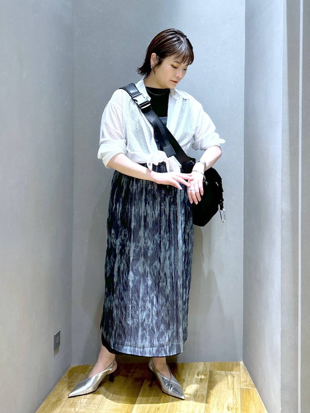 ホワイト系のシャツ/ブラウス、ブルー系のワンピース、ブラック系のボディバッグ/ウエストポーチを着用したレディースの春コーディネートの2枚目の写真