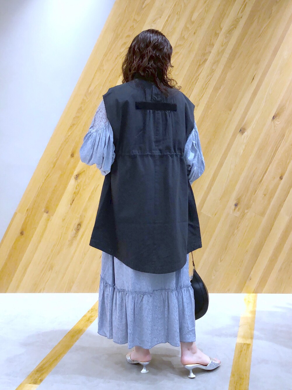 「JEANASiS、ジーナシス、マキの服、ワンピース、結婚式二次会スタイル、ベスト、M65、ミュール、ボリューム袖」｜「JEANASISのレースキリカエジャガードフレアワンピース/270432（ワンピース、ブルー系）」を使った、マキ（JEANASiS）さん（レディース・165cm）の春コーディネートの3枚目の写真