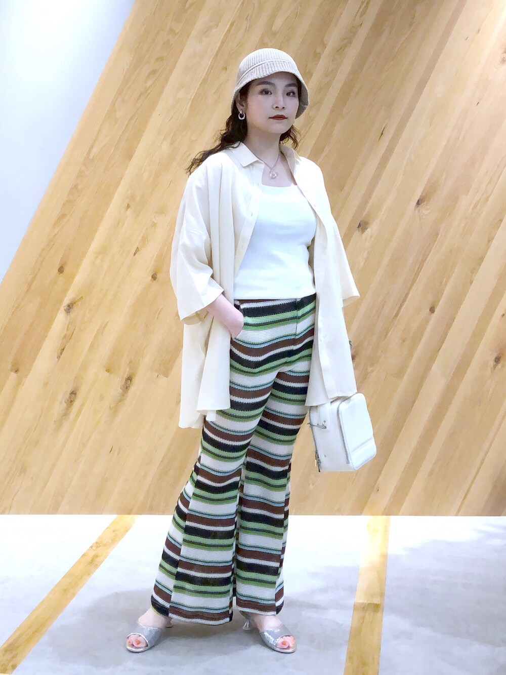 「ごきげんウィーク、JEANASiS、ジーナシス、マキの服、グリーン、フレアパンツ、シャツスタイル、メンズライク、バケットハット、高身長コーデ、春夏コーデ」｜「JEANASISのマルチボーダースソフレアパンツ/280288（その他パンツ、グリーン系）」を使った、マキ（JEANASiS）さん（レディース・165cm）の春コーディネートの2枚目の写真