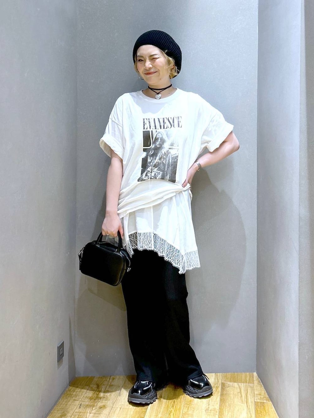 「体型カバー、メンズライク、モード、デート/ロマンティック、女子会、着痩せ、ゆったり、JEANASIS、着痩せ・細見え、春夏コーデ、キャミワンピース、スニーカー、モノトーン」|「JEANASISのルーズシルエットベレー/286616(ハンチング/ベレー帽、ブラック系)」を使った、マキ(JEANASiS)さん(レディース・165cm)の春コーディネートの2枚目の写真