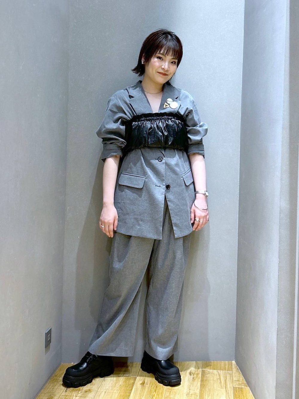 ブラック系のドレスシューズ、ブラック系のキャミソール、グレー系のその他パンツを着用したレディースの春コーディネートの4枚目の写真