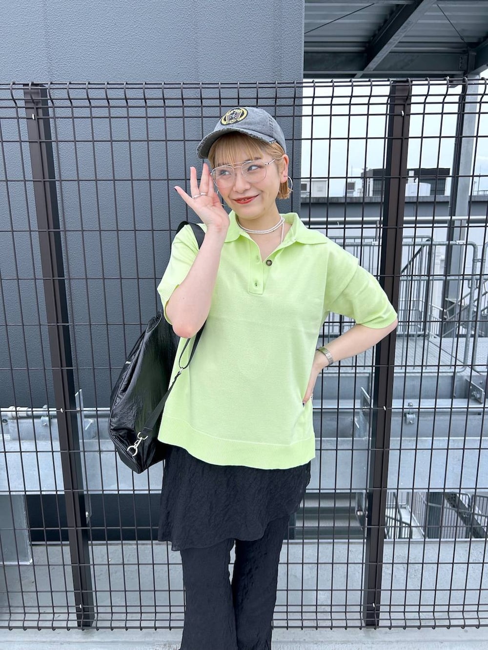「体型カバー、メンズライク、モード、デート/ロマンティック、春コーデ、女子会、着痩せ、ゆったり、JEANASIS、着痩せ・細見え、春夏コーデ、ポロシャツ、フレアパンツ、サンダル」｜「eLの【eL】12G Polo Shirt SS/319093（ポロシャツ、イエロー系）」を使った、マキ（JEANASiS）さん（レディース・165cm）の春コーディネートの5枚目の写真