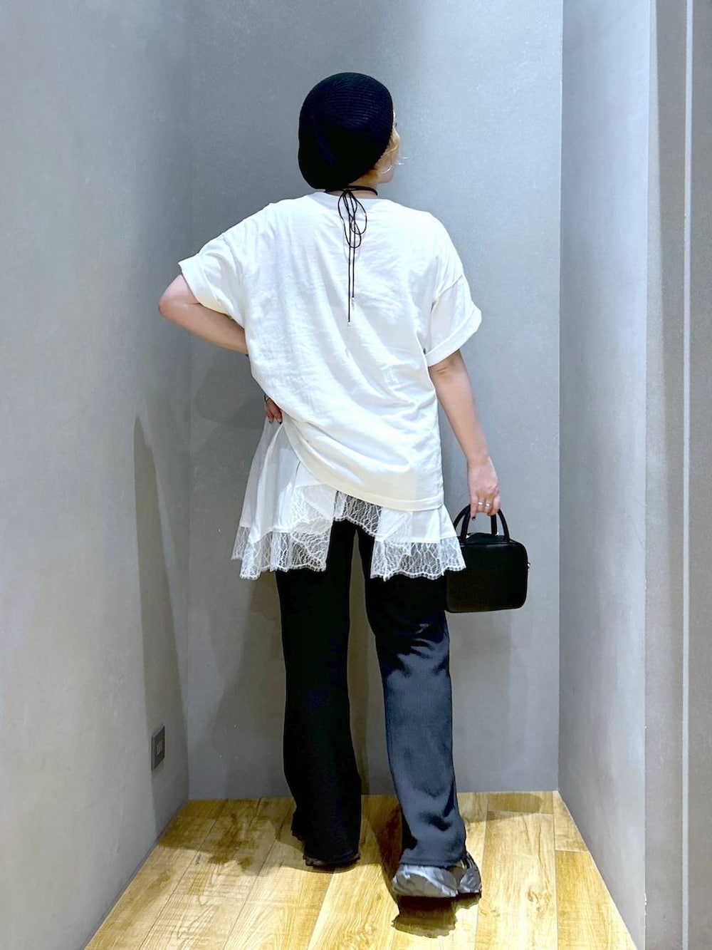 「体型カバー、メンズライク、モード、デート/ロマンティック、女子会、着痩せ、ゆったり、JEANASIS、着痩せ・細見え、春夏コーデ、キャミワンピース、スニーカー、モノトーン」|「JEANASISのルーズシルエットベレー/286616(ハンチング/ベレー帽、ブラック系)」を使った、マキ(JEANASiS)さん(レディース・165cm)の春コーディネートの5枚目の写真