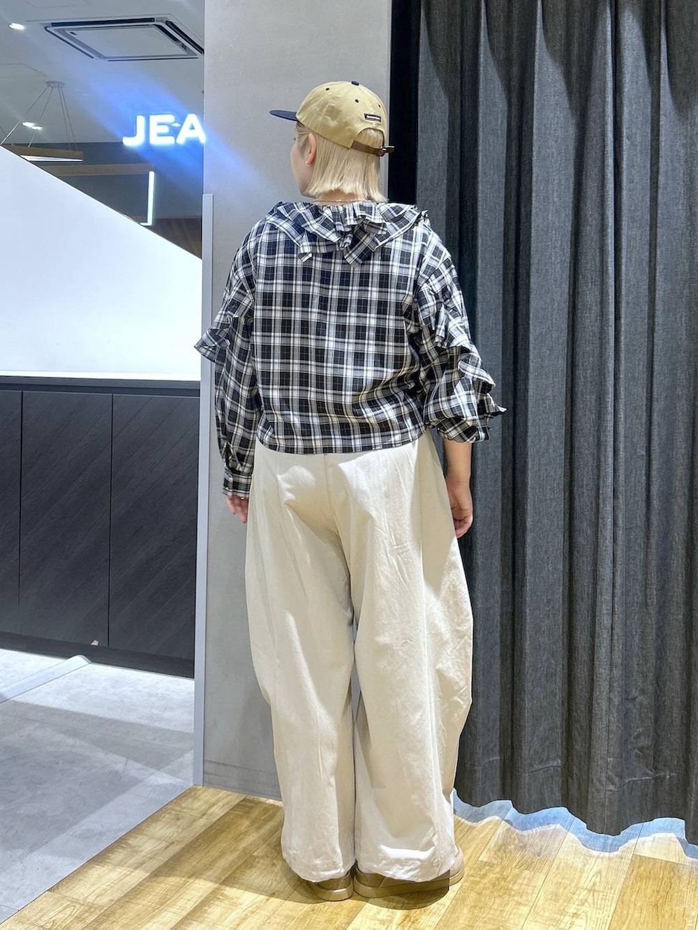 ベージュ系のローファー、ベージュ系のその他パンツ、ブラック系のシャツ/ブラウスを着用したレディースの春コーディネートの3枚目の写真