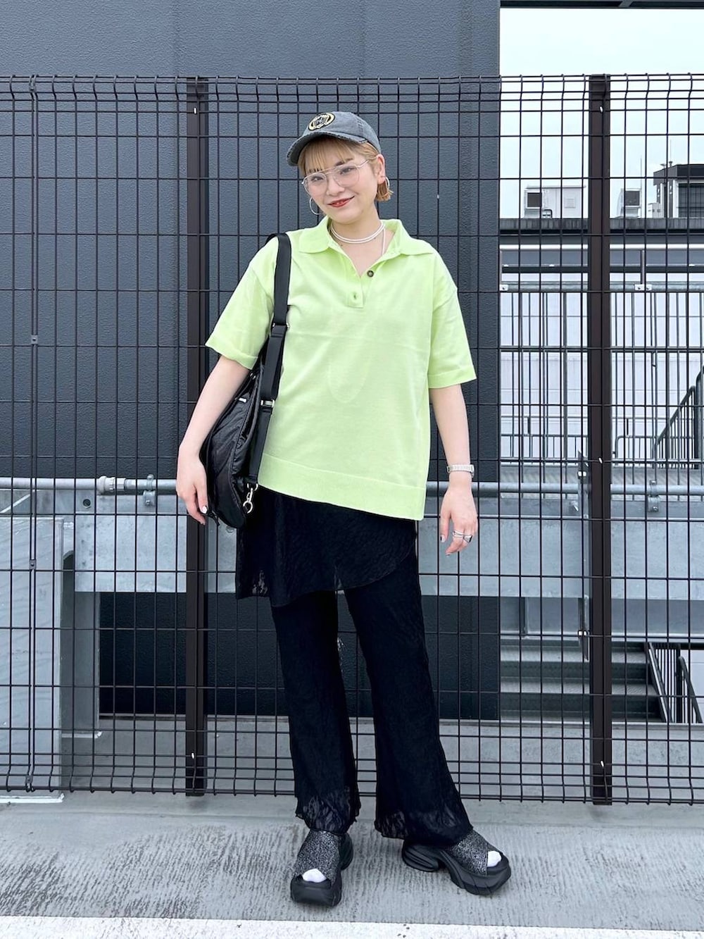 「体型カバー、メンズライク、モード、デート/ロマンティック、春コーデ、女子会、着痩せ、ゆったり、JEANASIS、着痩せ・細見え、春夏コーデ、ポロシャツ、フレアパンツ、サンダル」｜「eLの【eL】12G Polo Shirt SS/319093（ポロシャツ、イエロー系）」を使った、マキ（JEANASiS）さん（レディース・165cm）の春コーディネートの2枚目の写真