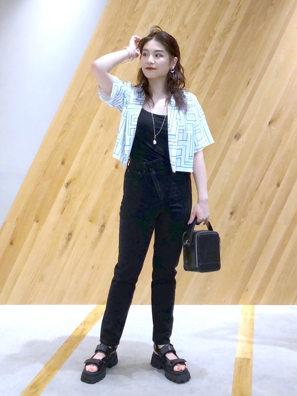 「JEANASiS、ジーナシス、マキの服、デニム、ストレートデニム、シャツスタイル、カジュアルコーデ、ブルー、大人カジュアル」｜「JEANASISのパターンアソートショートシャツSS/287644（シャツ/ブラウス、ホワイト系）」を使った、マキ（JEANASiS）さん（レディース・165cm）の春コーディネートの2枚目の写真
