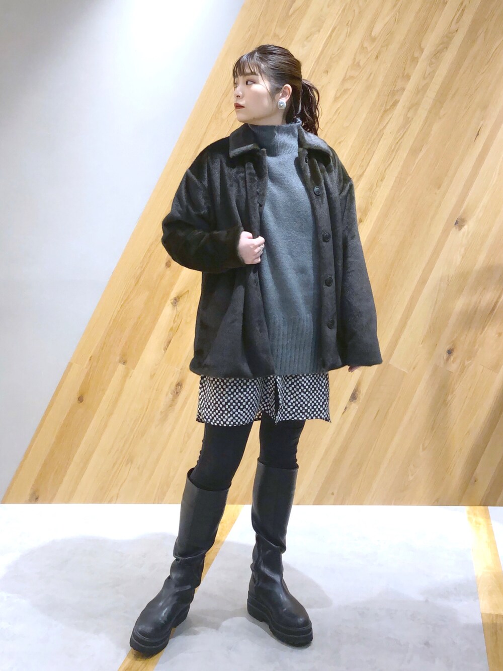 「ニット、アウター、JEANASiS、レイヤードスタイル、ジーナシス、ロングブーツ、ファーコート、オトナカジュアル、マキの服」｜「JEANASISのファーハーフコート/924335（その他アウター、グリーン系）」を使った、マキ（JEANASiS）さん（レディース・165cm）の秋コーディネートの2枚目の写真