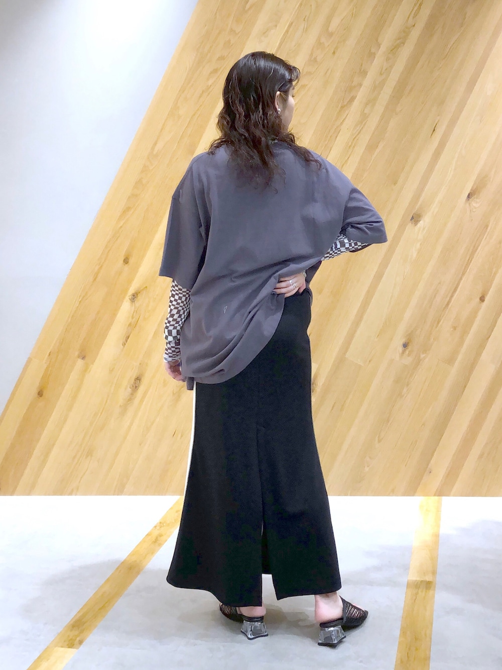 「JEANASiS、ジーナシス、マキの服、Tシャツ、ビッグシルエット、ジャージスカート、ヒール、大人カジュアル、シアートップス、ロングスカート」｜「JEANASISのUSED ROCK TEE/281576（Tシャツ/カットソー、グレー系）」を使った、マキ（JEANASiS）さん（レディース・165cm）の春コーディネートの3枚目の写真