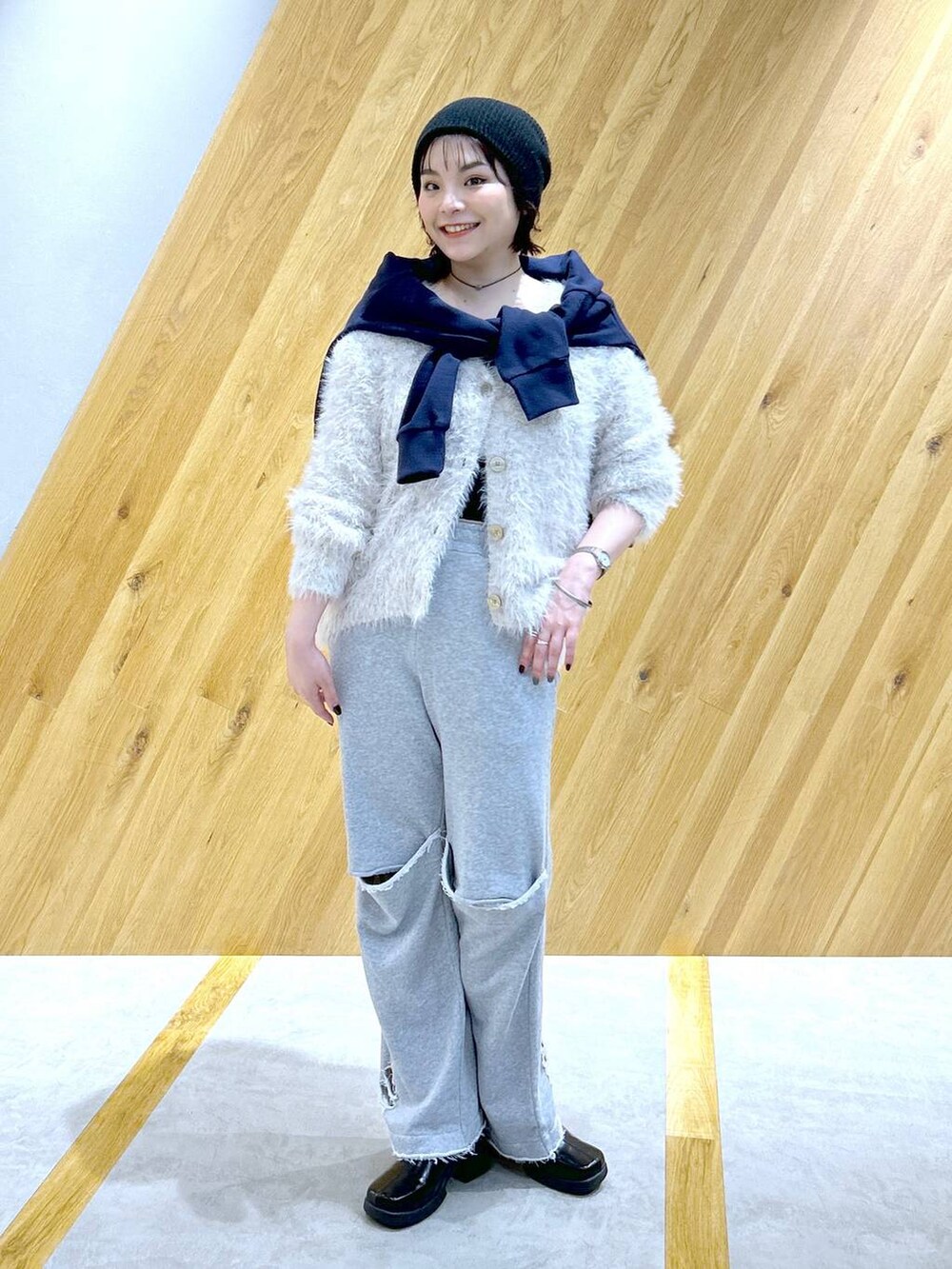 ブラック系のブーツ、グレー系のスウェットパンツ、ブルー系のスウェットを着用したレディースの秋コーディネートの2枚目の写真