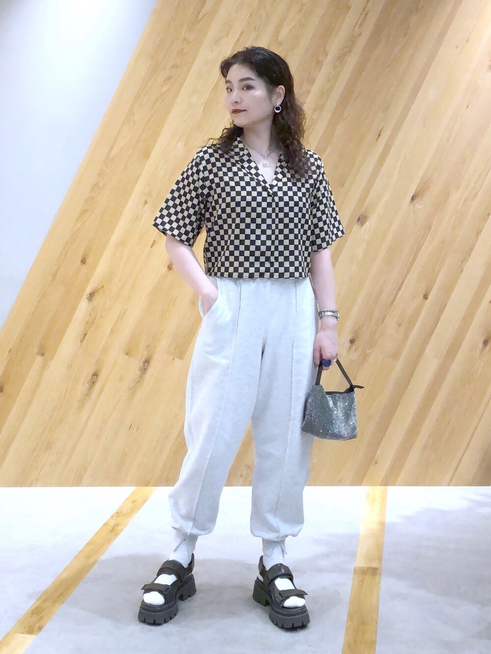 「JEANASiS、ジーナシス、マキの服、スウェットパンツ、ショート丈トップス、シャツスタイル、大人カジュアル、初夏コーデ、厚底サンダル」｜「JEANASISのスウェットワイドジョガーパンツ/294751（スウェットパンツ、グレー系）」を使った、マキ（JEANASiS）さん（レディース・165cm）の春コーディネートの2枚目の写真