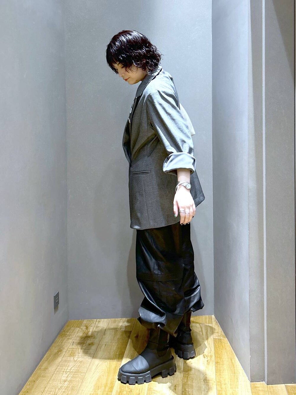 ホワイト系のショルダーバッグ、グレー系のテーラードジャケット、ブラック系のその他パンツを着用したレディースの秋コーディネートの4枚目の写真