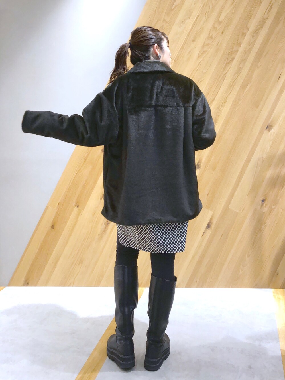 「ニット、アウター、JEANASiS、レイヤードスタイル、ジーナシス、ロングブーツ、ファーコート、オトナカジュアル、マキの服」｜「JEANASISのファーハーフコート/924335（その他アウター、グリーン系）」を使った、マキ（JEANASiS）さん（レディース・165cm）の秋コーディネートの3枚目の写真