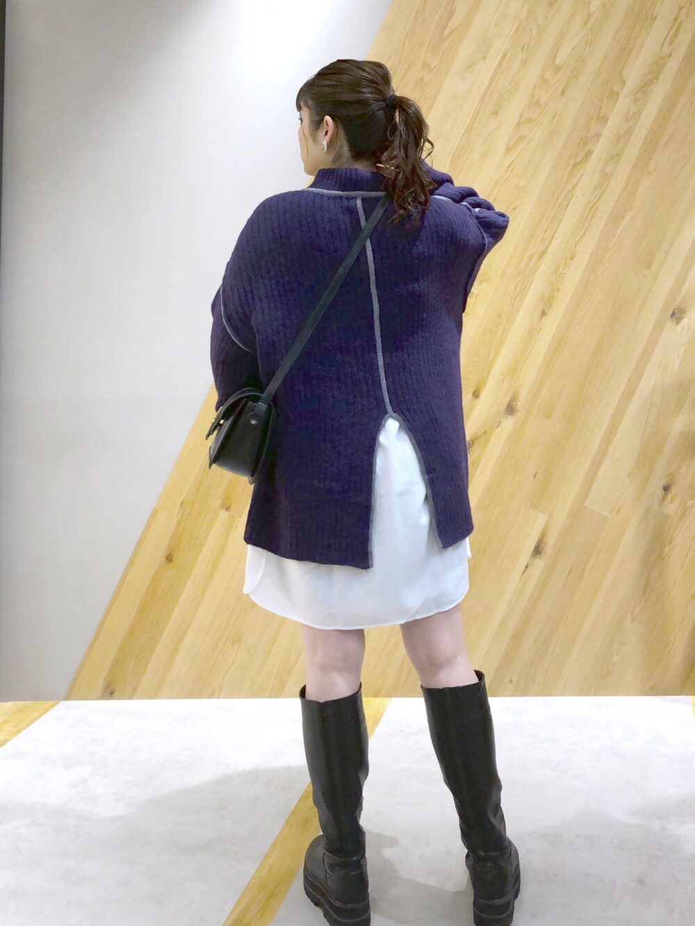 「秋のコーデ、オーバーサイズ、ニット、高身長女子、ロングブーツ、レイヤードスタイル、カラーコーデ、JEANASiS、ジーナシス、マキの服」｜「JEANASISの5Gハイショクラインプルオーバー/255851（ニット/セーター、パープル系）」を使った、マキ（JEANASiS）さん（レディース・165cm）の秋コーディネートの3枚目の写真