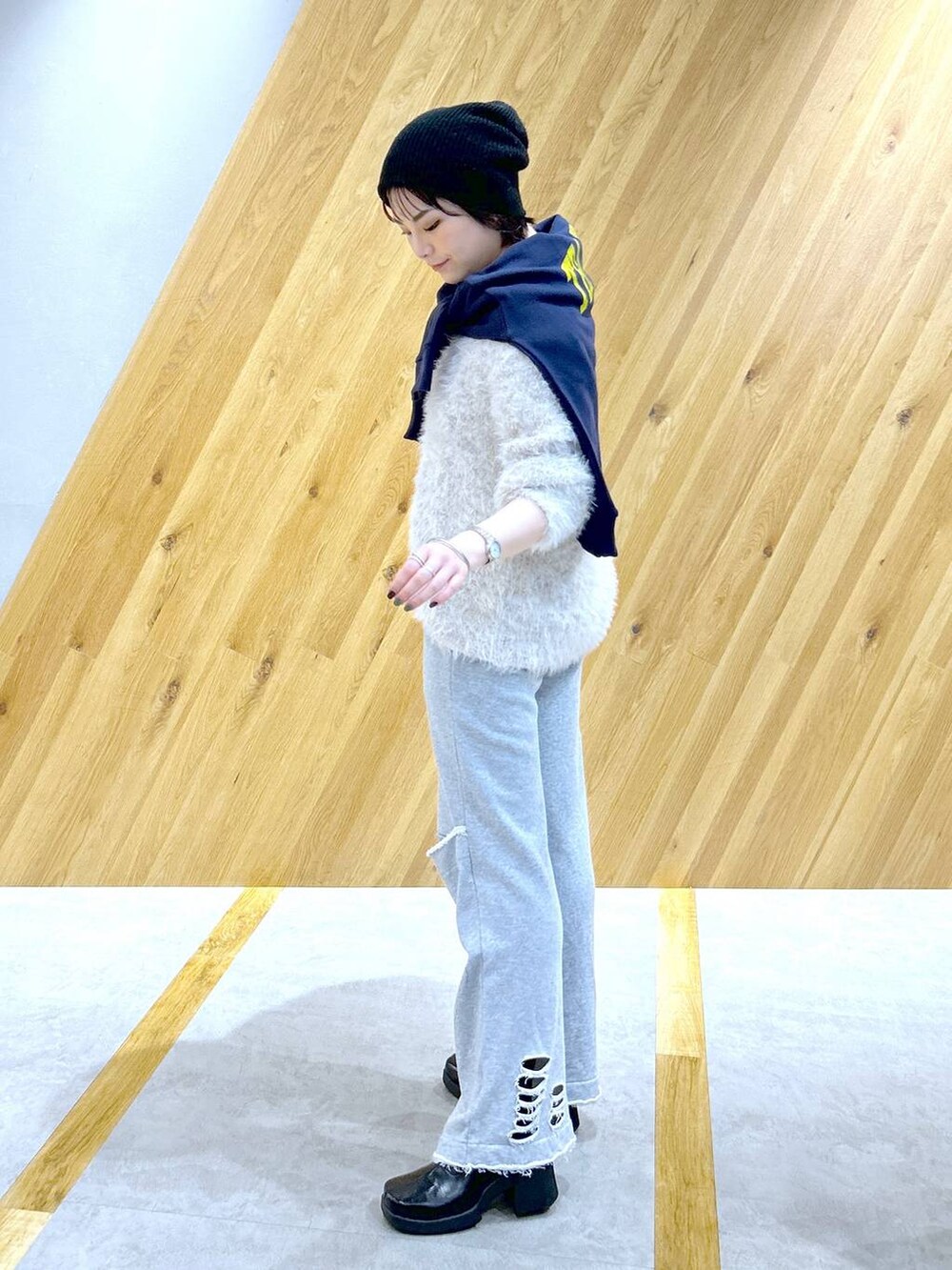 ブラック系のブーツ、グレー系のスウェットパンツ、ブルー系のスウェットを着用したレディースの秋コーディネートの4枚目の写真