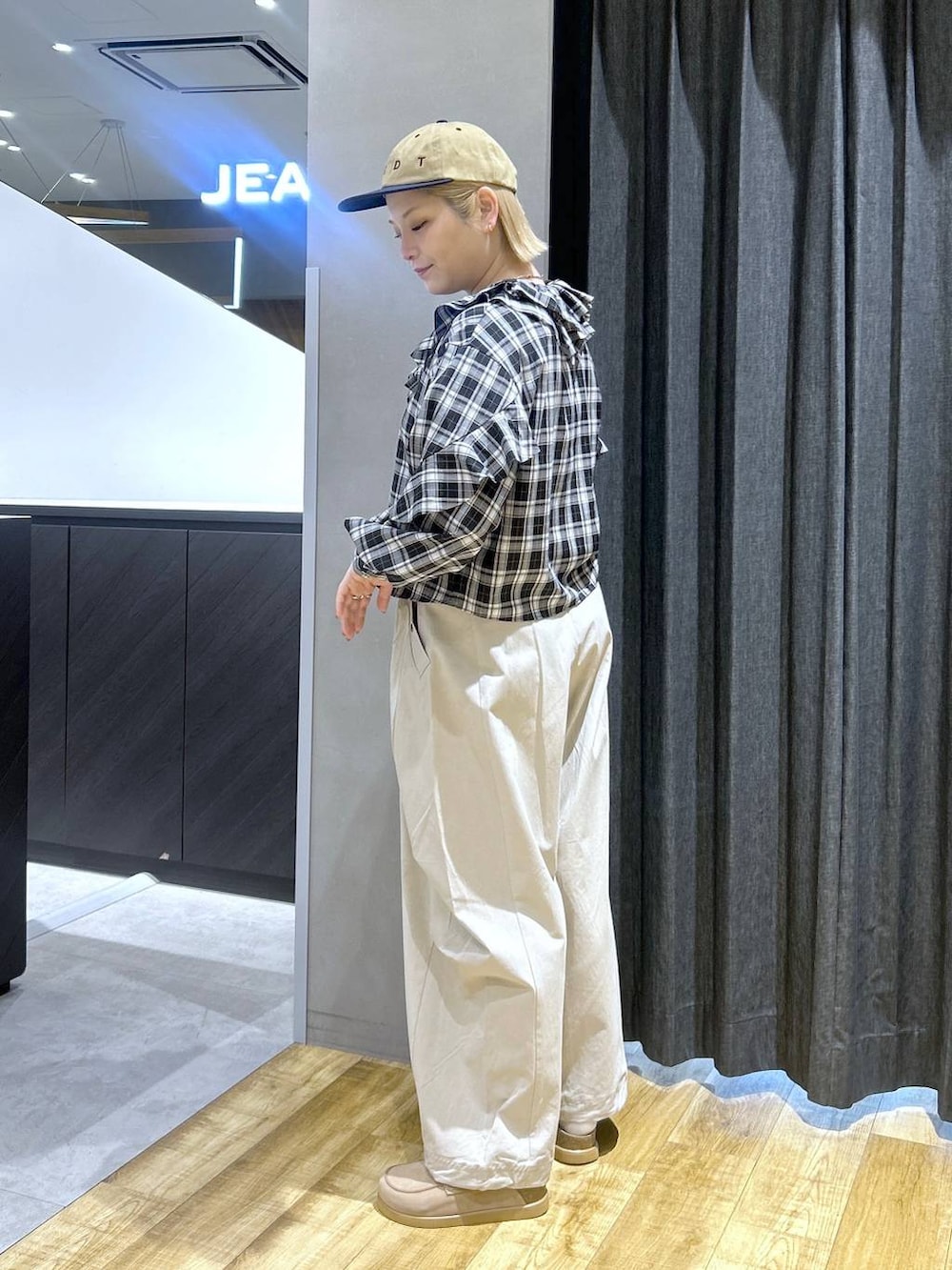 ベージュ系のローファー、ベージュ系のその他パンツ、ブラック系のシャツ/ブラウスを着用したレディースの春コーディネートの4枚目の写真