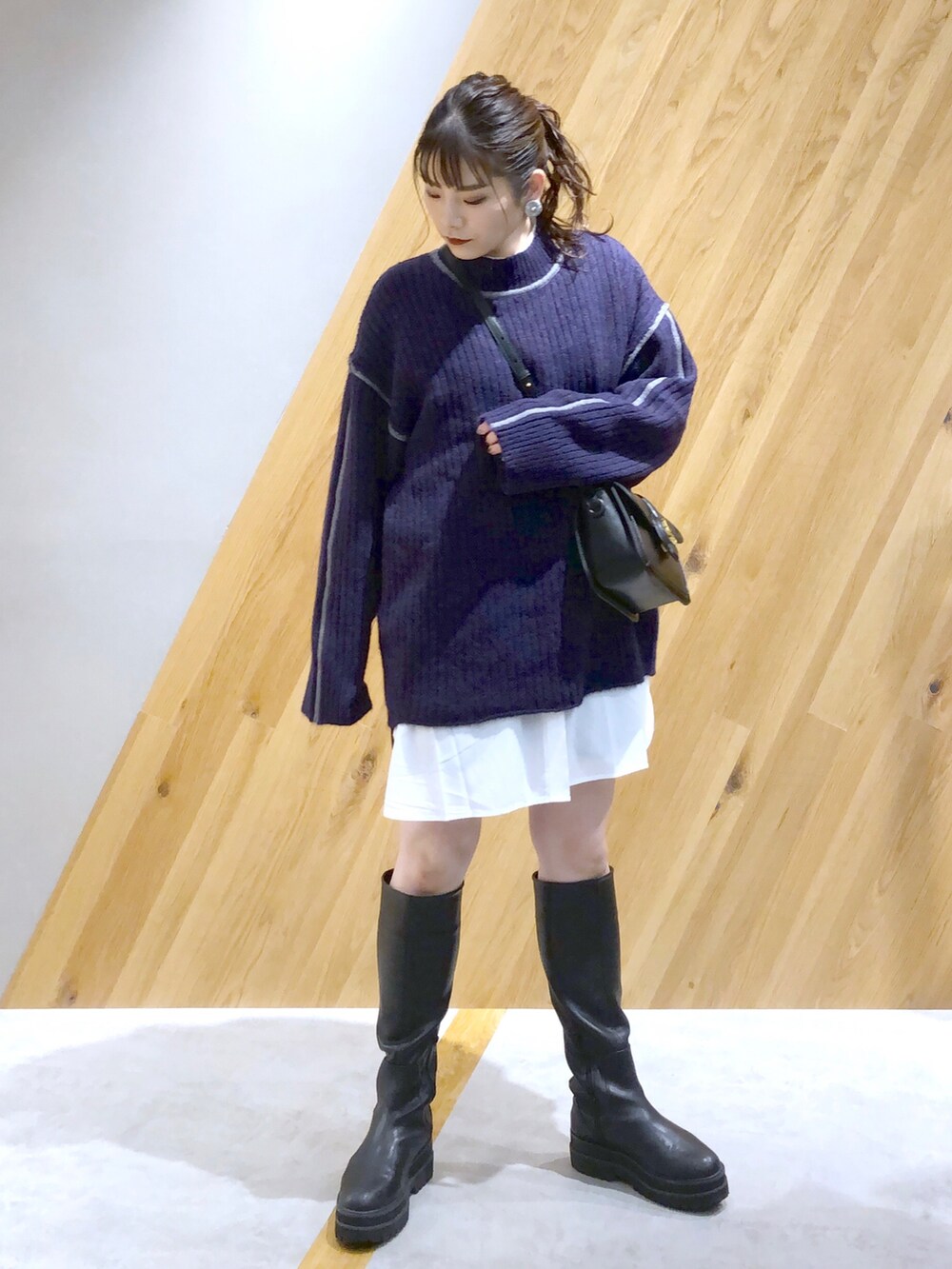「秋のコーデ、オーバーサイズ、ニット、高身長女子、ロングブーツ、レイヤードスタイル、カラーコーデ、JEANASiS、ジーナシス、マキの服」｜「JEANASISの5Gハイショクラインプルオーバー/255851（ニット/セーター、パープル系）」を使った、マキ（JEANASiS）さん（レディース・165cm）の秋コーディネートの2枚目の写真