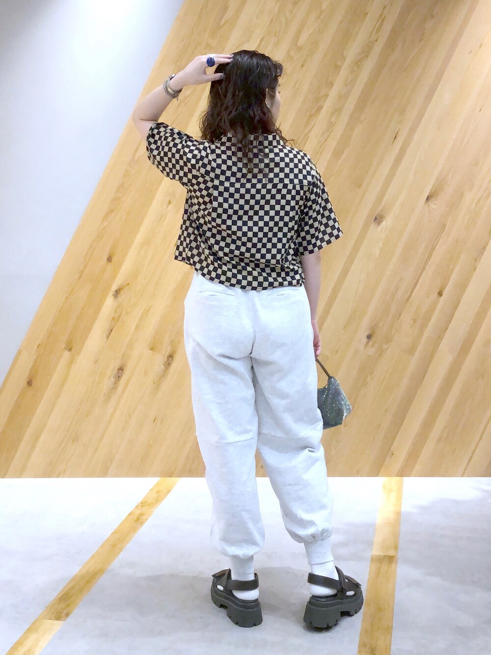 「JEANASiS、ジーナシス、マキの服、スウェットパンツ、ショート丈トップス、シャツスタイル、大人カジュアル、初夏コーデ、厚底サンダル」｜「JEANASISのスウェットワイドジョガーパンツ/294751（スウェットパンツ、グレー系）」を使った、マキ（JEANASiS）さん（レディース・165cm）の春コーディネートの3枚目の写真
