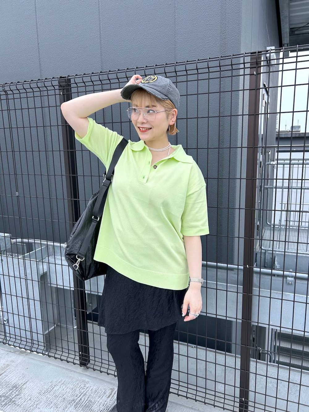 「体型カバー、メンズライク、モード、デート/ロマンティック、春コーデ、女子会、着痩せ、ゆったり、JEANASIS、着痩せ・細見え、春夏コーデ、ポロシャツ、フレアパンツ、サンダル」｜「eLの【eL】12G Polo Shirt SS/319093（ポロシャツ、イエロー系）」を使った、マキ（JEANASiS）さん（レディース・165cm）の春コーディネートの3枚目の写真
