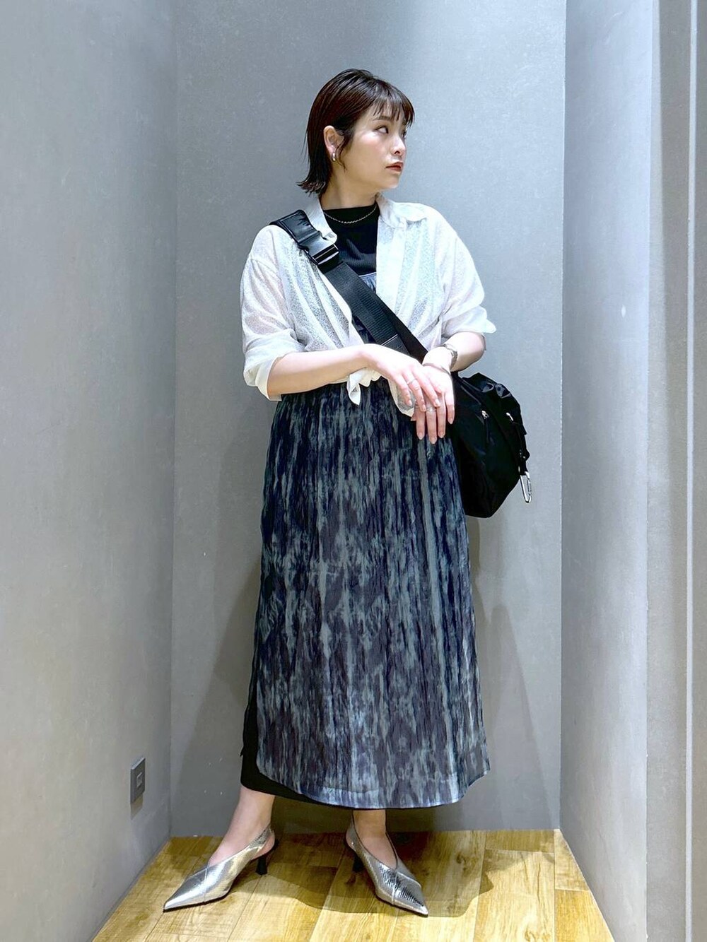 ホワイト系のシャツ/ブラウス、ブルー系のワンピース、ブラック系のボディバッグ/ウエストポーチを着用したレディースの春コーディネートの3枚目の写真