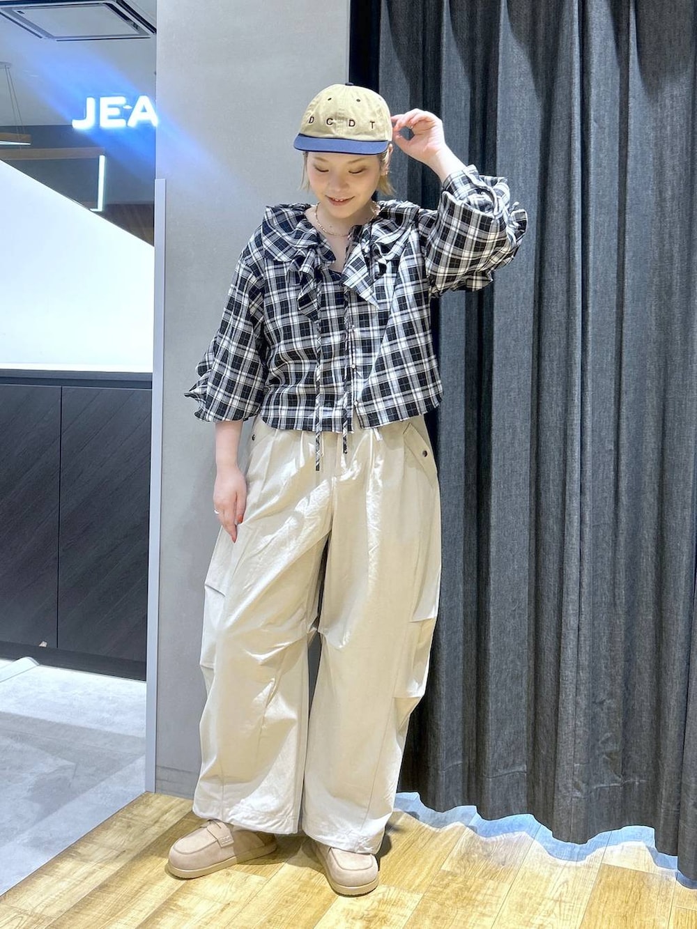 ベージュ系のローファー、ベージュ系のその他パンツ、ブラック系のシャツ/ブラウスを着用したレディースの春コーディネートの2枚目の写真