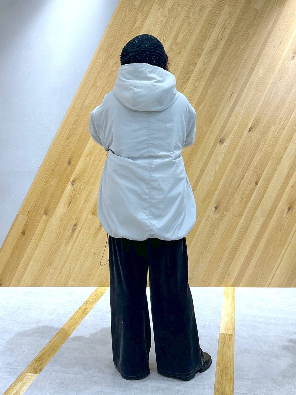 「体型カバー、メンズライク、モード、デート/ロマンティック、秋コーデ、冬コーデ、女子会、着痩せ、ゆったり、JEANASIS、ブーツ、ショートブーツ、着痩せ・細見え、アウター、ニット」｜「JEANASISのスパンコールニットベレー/140305（ハンチング/ベレー帽、ブラック系）」を使った、マキ（JEANASiS）さん（レディース・165cm）の秋コーディネートの3枚目の写真